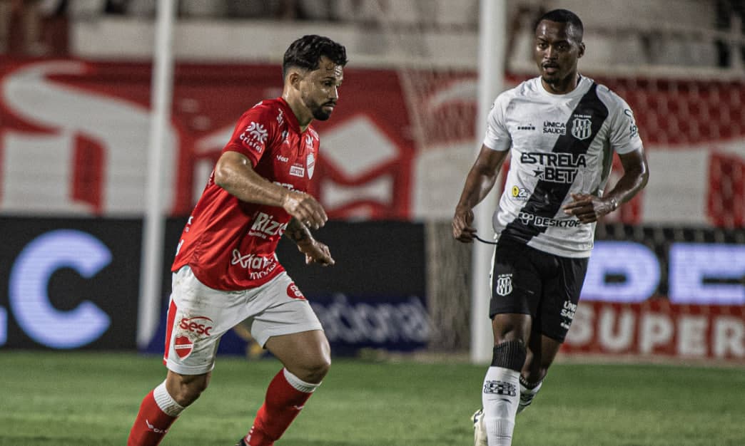 Ponte Preta leva a virada do Vila Nova e se complica na série B