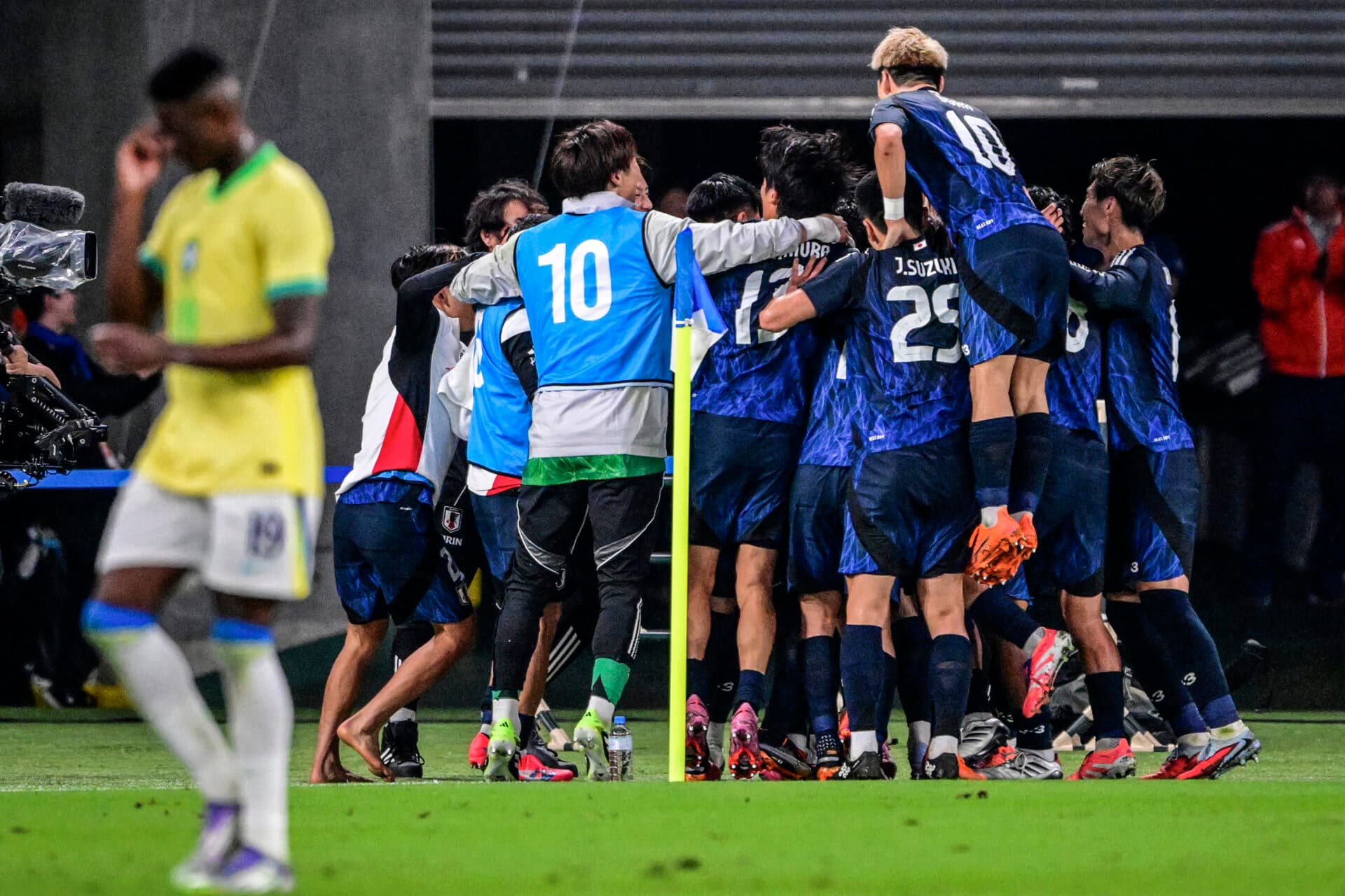 Brasil sofre apagão, leva virada e perde para o Japão pela 1ª vez