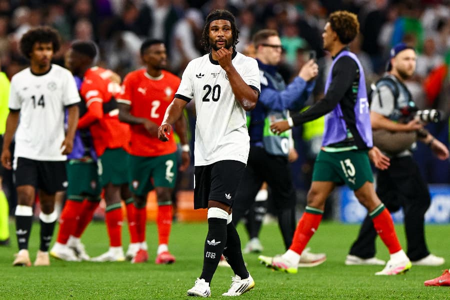 Alemanha sofre, mas vence Irlanda do Norte com gol de estreante